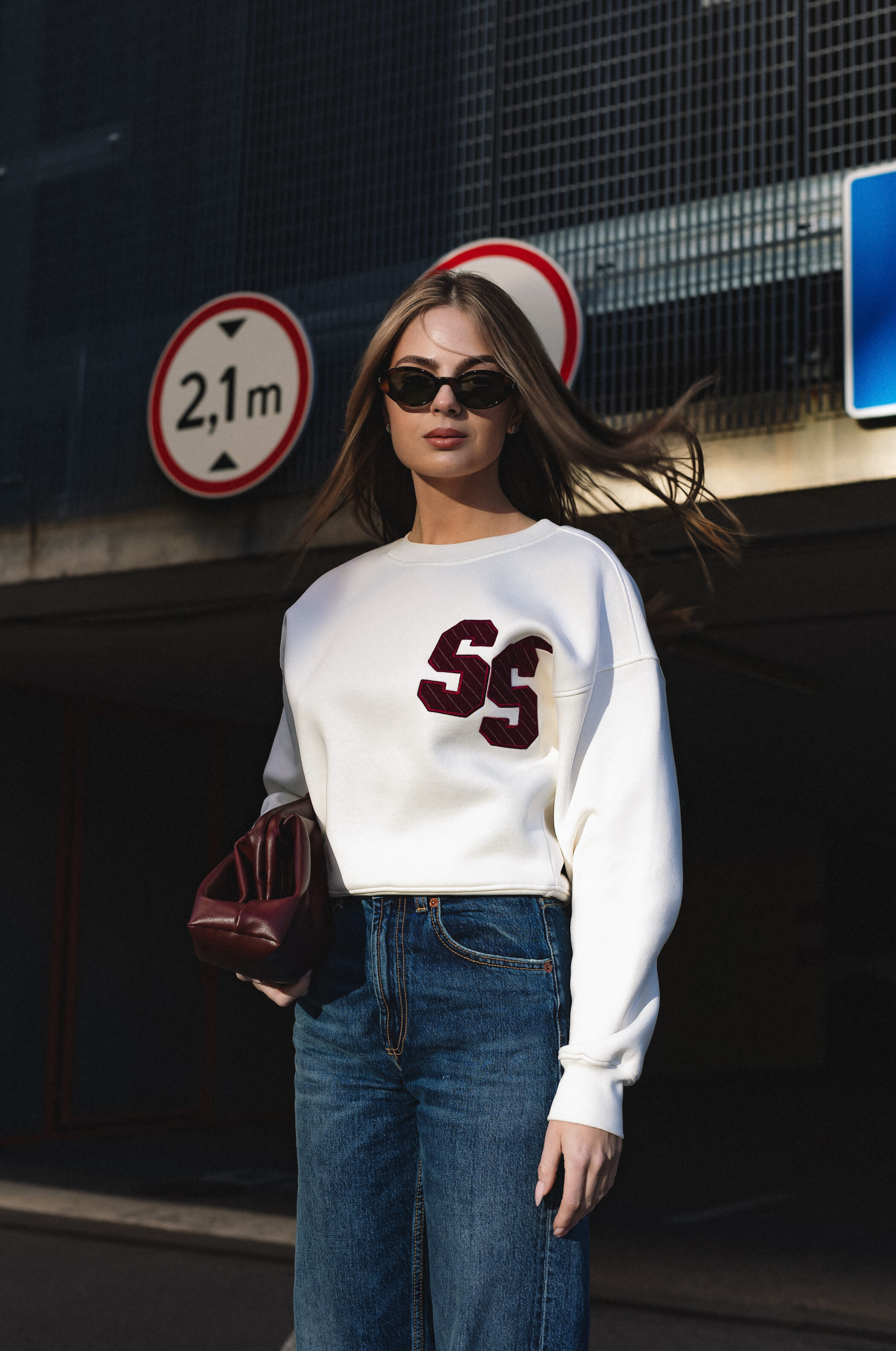 Short white sweatshirt with S/Ś logo